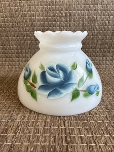 Vintage Milchglas Windlicht Lampenschirm handbemalt blaue Blumen für 8" Monteur - Bild 1 von 8