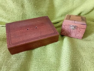 Boxes 2 Small Boxes One With Ornate Carvings Around It. - Bild 1 von 6
