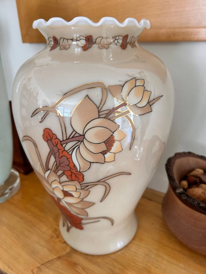 Винтажная белая ваза из выдувного стекла Shaddy с оранжевой радужной оболочкой высотой 12 дюймов - Изображение 1 из 4