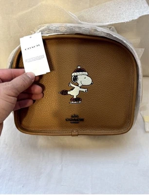 NUEVO CON ETIQUETAS Coach X Peanuts Snoopy Patín sobre Hielo Almuerzo Cubo Bolso Bandolera Cartera Foto 1 de 4