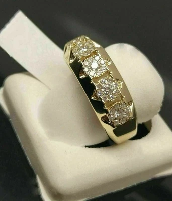 Alianza de boda para hombre de moissanita blanca de corte redondo de 3 quilates enchapada en oro amarillo de 14 k Foto 1 de 4