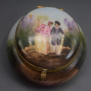 XIX CENTURY COURTING COUPLE CONTINENTAL PORCELAIN PILL BOX TRINKET BOX - Picture 1 of 10