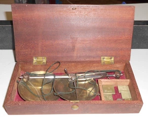 Antique Brass Jewelry Scale with wood Box Goldsmith Weight Balance. - Picture 1 of 4
