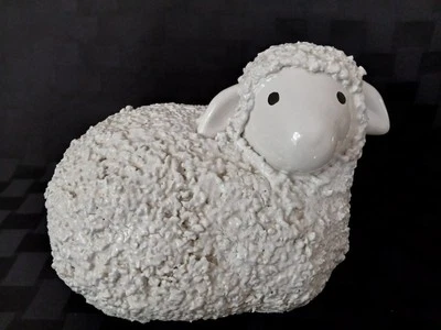 Figura de oveja blanca con textura de palomitas de maíz de cerámica pesada granja/país 11”x8”x6,5” Foto 1 de 4