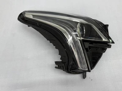 Farol Cadillac XTS 2018-2019 lado direito halogênio com LED 841 675 50 FABRICANTE DE EQUIPAMENTO ORIGINAL - Imagem 1 de 4