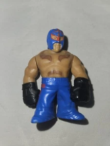 Figura de lucha libre Rey Mysterio 2010 WWE Rumblers Blue Pants & Mask - Imagen 1 de 2