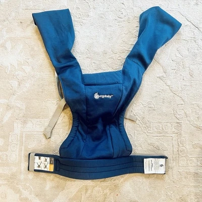 Ergobaby 拥抱舒适新生儿背带适用于新生儿婴儿 7-25 磅柔软海军蓝新品 — 第 1/4 张图片