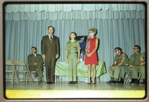 Distintivo toppa ceramica anni 60 boy scout riceventi premio fascia uniforme 35mm diapositiva - Foto 1 di 3