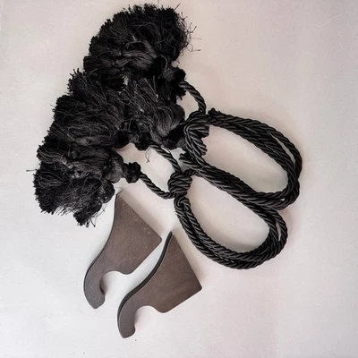 Juego de 2 lazos de cortina negros con borlas y ganchos de pared de madera Foto 1 de 4