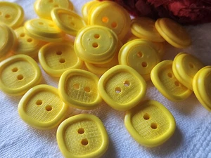 Lot 25 boutons jaune texturé fond d'atelier 1,7 cm trous ref 2449 - Picture 1 of 3