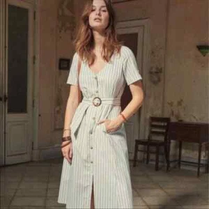 Sezane Mini-Kleid mit gestreiftem Gürtel V-Ausschnitt kurzärmelig A-Linie weiß blau 36 US 4 - Bild 1 von 8
