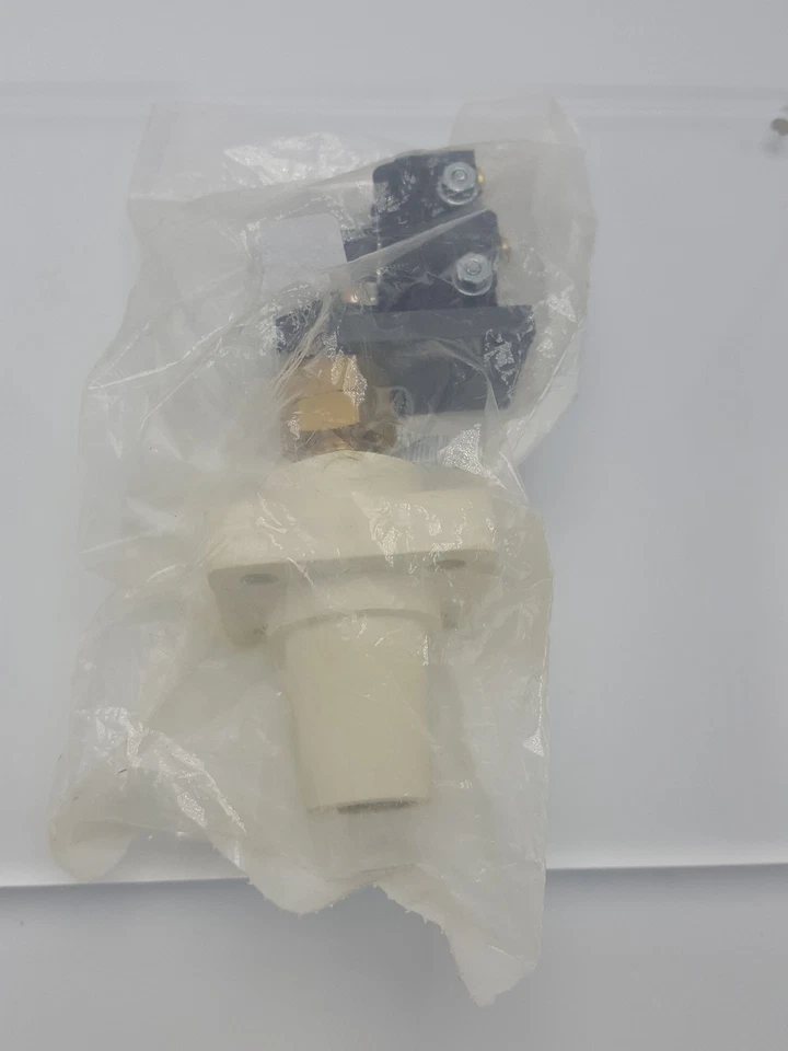 Leviton White Cam Plug Panel Receptacle Microswitch ECT 16 Series 16RSW-W