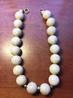 Collar de cuentas de piedra travertino con espaciadores tono dorado Foto 1 de 4