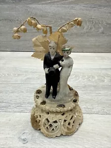 Antik 1930 Biskuit Hochzeitstorte Topper mit Spitze und Papier Blumen Braut/Bräutigam - Bild 1 von 10