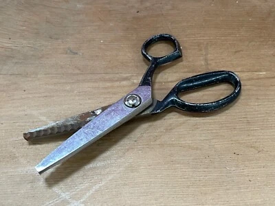 VINTAGE PAIR OF PINKING SHEARS SCISSORS CLOTH CUTTING DRESSMAKING CRAFTING - Image 1 of 4