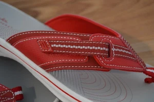 Neue Clarks Cloudsteppers Brinkley Jazz Damen-Flip-Flops rot Größe 9 - Bild 1 von 7