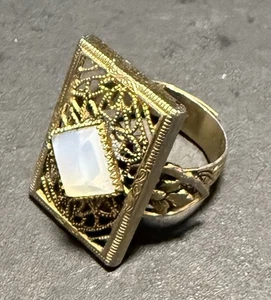 Vintage rechteckiger verzierter Metallring goldfarben verstellbar Schmuck weiß creme Perlen - Bild 1 von 12