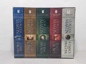 George R. R. Martin's A Game of Thrones 5-Book Boxed Set - Song of Ice and Fire - Foto 1 di 10