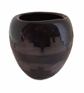 Cerámica navajo Santa Clara Pueblo firmada por el artista TLB negra sobre negra 3" x 3,5" - Imagen 1 de 5