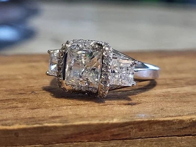 Impresionante Anillo de Compromiso Marca Swarovski 14K DQCZ-Tres Piedras Corte Princesa  Foto 1 de 4