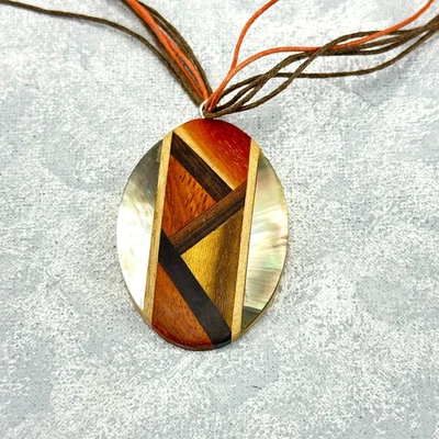 Collar Hecho a Mano Ovalado Madera y Abulón Geométrico Colgante en Cordón de 16 Pulgadas Foto 1 de 4