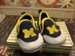 Michigan/WOLVERINES~Zapatos de bebé~Talla 4/9-12 meses~Azul/Amarillo/Blanco~NUEVOS/Sin etiquetas~ - Imagen 1 de 4