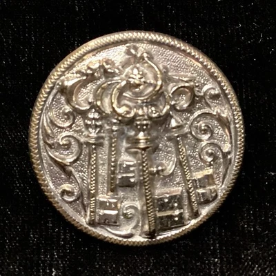 ANTIGUO BOTÓN VICTORIANO DE PLATA CON INUSUAL PICTÓRICO DE LLAVES Foto 1 de 3