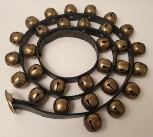 Vintage 72" schwarz Leder Gürtel Geschirr mit 30 Doppelhals Pferdeschlitten Glocken sehr guter Zustand - Bild 1 von 10