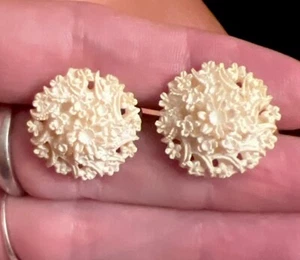 Vintage runde geschnitzte Zelluloid Kunststoff weiße Blumen filigran Clip auf Ohrringe - Bild 1 von 8