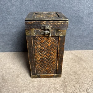 Vintage Aufbewahrungsbox aus Holz mit geflochtenen Bambusplatten und Klappdeckel mit Riegel - Bild 1 von 13