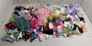 Lote de más de 100 piezas de ropa para muñeca Barbie Friends Disney niña niño muñeca mezclada de colección moderna - Imagen 1 de 8