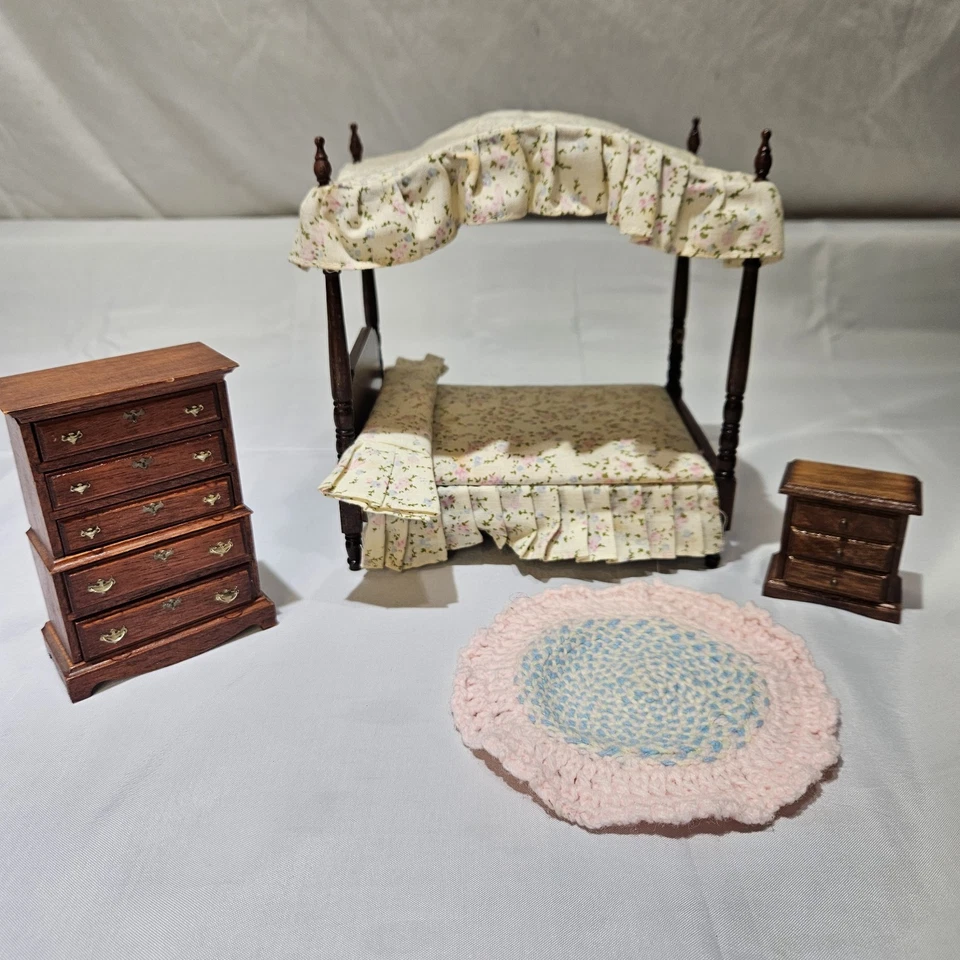 Lote de muebles vintage de madera para casa de muñecas 1:12 con dosel cama, guardería, comedor, alfombra Foto 1 de 4