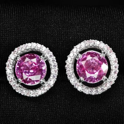 Allurnig 芭比粉色蓝宝石圆形 4.05 克拉 925 纯银手工耳环 — 第 1/4 张图片