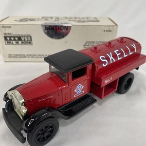 Ertl "1931 International" Skelly Oil Company, Tanker Truck, Locking Bank w/ Key - Picture 1 of 7