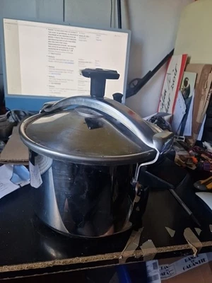 Cocotte Minute  Seb 10 l..... Réf 7 - Photo 1/4