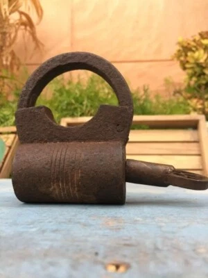 Antiguo candado de hierro con llave sistema de tornillos forjado y hecho a mano forma redonda de colección Foto 1 de 4