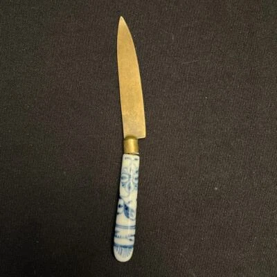 Cuchillo de mesa de bronce Uchatius mango de porcelana patrón cebolla azul vintage Foto 1 de 4