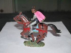 FIGURINE STARLUX MOYEN AGE CHEVAL MARRON PELOUSE CAVALIER ARGENT CAPE ROSE - Picture 1 of 4