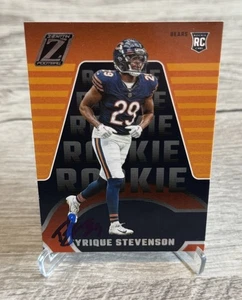 Tarjeta de novato Zenith autografiada por Tyrique Stevenson Chicago Bears con certificado de autenticidad - Imagen 1 de 4