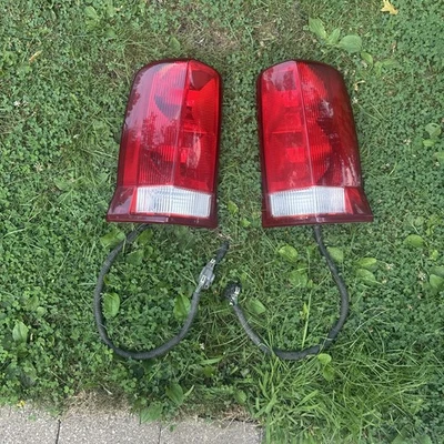 2002-2006 CADILLAC ESCALADE SUV OEM GM TAIL LIGHTS PAIR ( Left And Right )  — 第 1/4 张图片