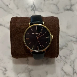 Nuevo con etiquetas Reloj Michael Kors Addyson MK2949 Cuero Negro Estuche Dorado Tres Manejas - Imagen 1 de 8