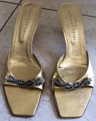 Tacones sin cordones Martínez Valero Designer con joyas metálicas doradas Foto 1 de 4