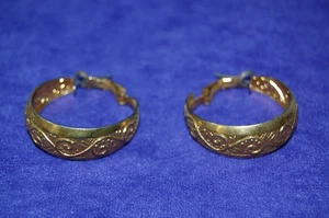 Par de aretes vintage en tono dorado de aproximadamente 1-1/8" de diámetro - Mi lote #17D - Imagen 1 de 3