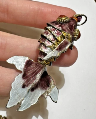 A Scaglie Viola Blu Cloisonne Guilloche Smalto Pesce Koi Ciondolo Vintage - Immagine 1 di 4