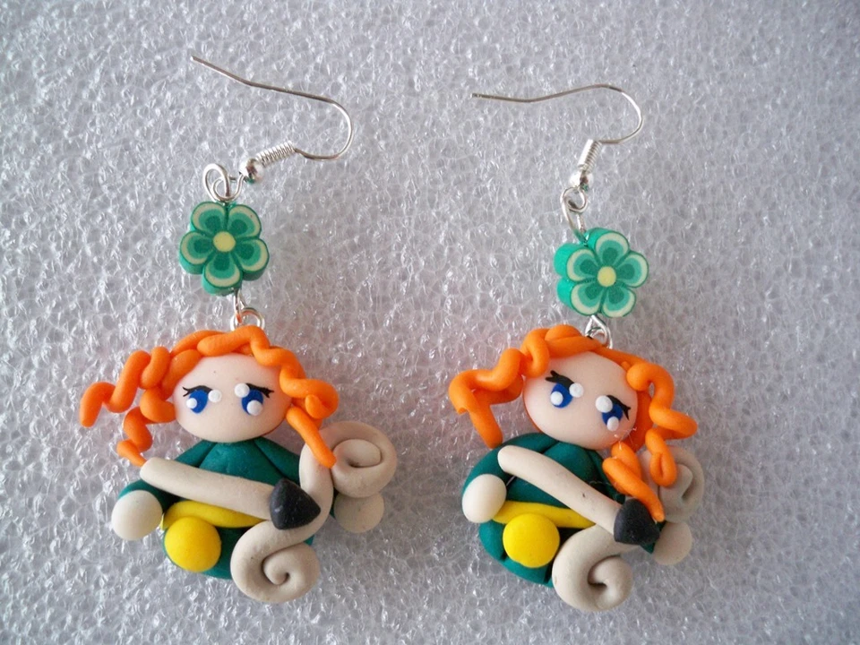 ORECCHINI PENDENTE CIONDOLO IN FIMO FATTO A MANO EARRINGS BRAVE MERIDA - Immagine 1 di 1