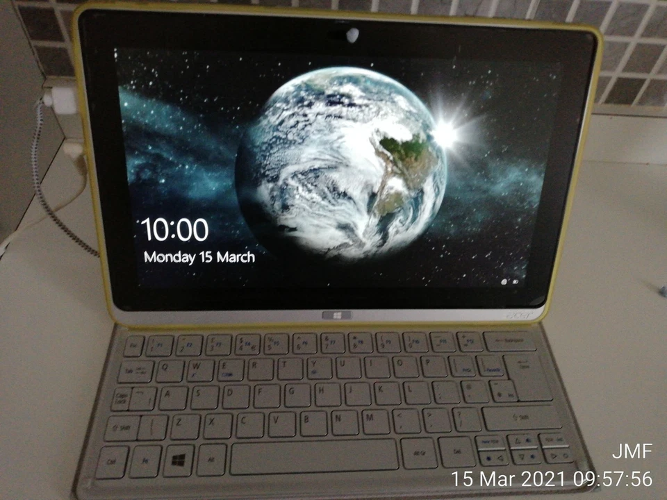 Acer Iconia W700P 11.6-inch IPS windows laptop Tablet PC Intel i5 1.8ghz 4gb  - Image 1 of 4