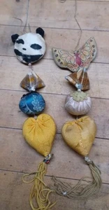 Vintage Satin Orientalischer Weihnachtsschmuck Panda Schmetterling Herz Quasten - Bild 1 von 4