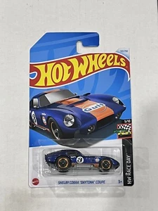 Coche de juguete azul oscuro Hot Wheels Shelby Cobra “Daytona” cupé Gulf Racing 2024 nuevo - Imagen 1 de 6