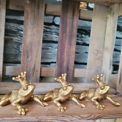 3 x Froschkönig Frosch Gold Märchen Figur Skulptur Krone Dekoration Prinz Küssen - Bild 1 von 4
