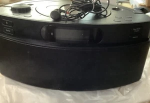 Insignia CD FM/AM-Ghettoblaster mit Bluetooth Modell NS-CBBTCD01-B mit Ohrhörern. Schwarz - Bild 1 von 9